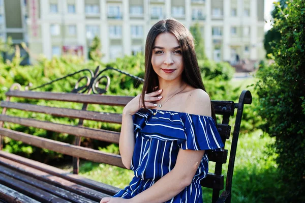 Street şehir giyim o bankta oturmuş güzel esmer kız