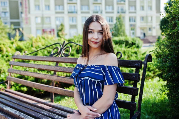 Street şehir giyim o bankta oturmuş güzel esmer kız