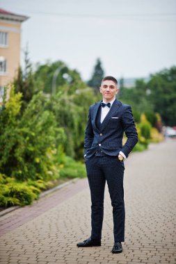 Resmi süslü elbise poz içinde yakışıklı bir genç adam portresi 