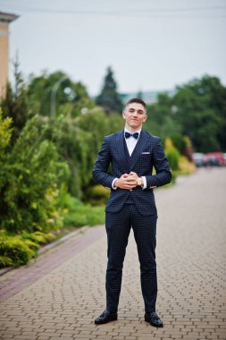 Resmi süslü elbise poz içinde yakışıklı bir genç adam portresi 