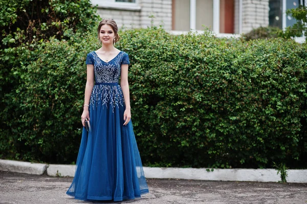 Zarif elbise o poz güzel ve nazik bir kız portresi