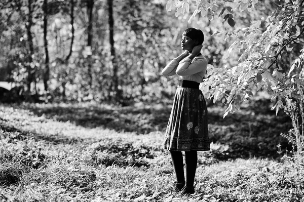 African american meisje op gele en rode jurk op de daling van de herfst par — Stockfoto