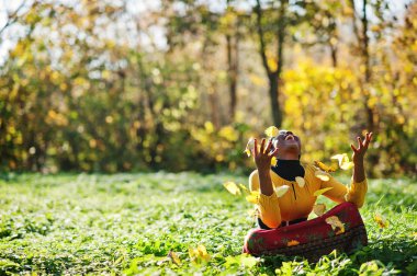 Sarı ve kırmızı elbise sonbahar sonbahar başabaş Afro-Amerikan kız