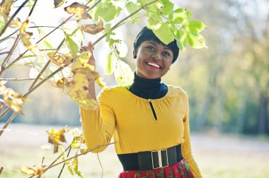 Sarı ve kırmızı elbise sonbahar sonbahar başabaş Afro-Amerikan kız