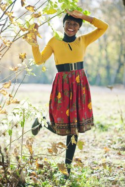 Sarı ve kırmızı elbise sonbahar sonbahar başabaş Afro-Amerikan kız