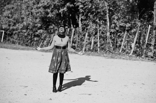 African american girl at yellow and red dress at golden autumn f — Stock Photo, Image