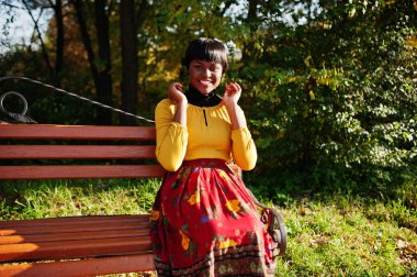 Sarı ve kırmızı elbise sonbahar sonbahar başabaş Afro-Amerikan kız