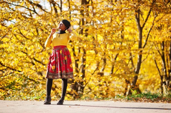 Африканская девушка в желто-красном платье золотой осени — стоковое фото