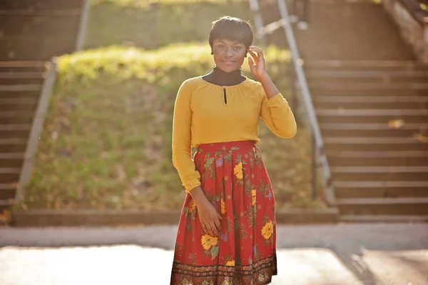 African american girl w żółty i czerwony strój w złotej jesieni f — Zdjęcie stockowe
