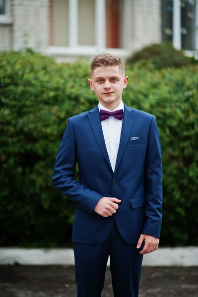 Retrato de um graduado elegante e elegante do ensino médio em el — Fotografia de Stock