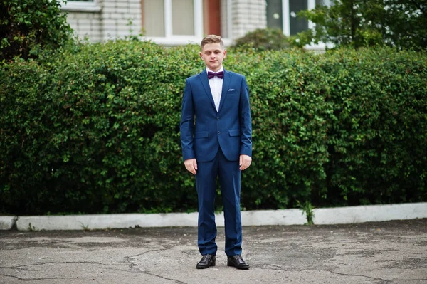 Retrato de um graduado elegante e elegante do ensino médio em el — Fotografia de Stock