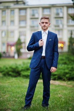 Yakışıklı genç bir adam portresi serin elbise poz giyinmiş 