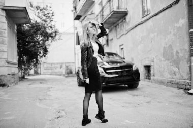 Zarif sarışın kız giymek siyah deri ceket stree poz