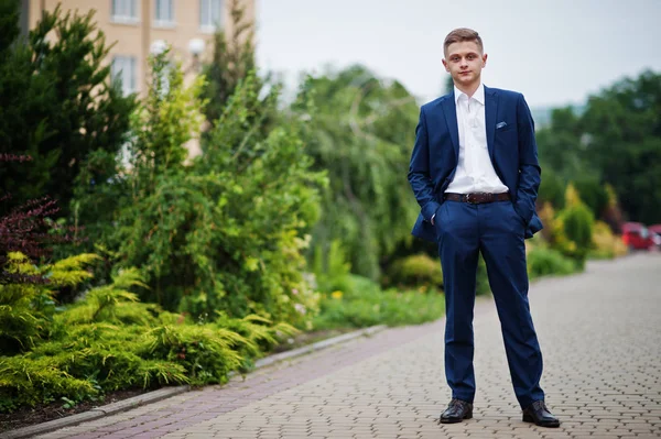 Retrato de un joven guapo en traje de fantasía formal posando en — Foto de Stock