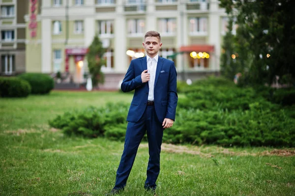 Portret van een knappe jonge man gekleed in cool suit poseren op — Stockfoto
