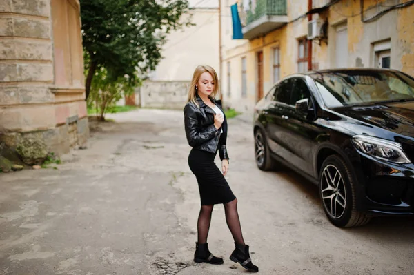 Menina loira elegante desgaste na jaqueta de couro preto posando no stree — Fotografia de Stock