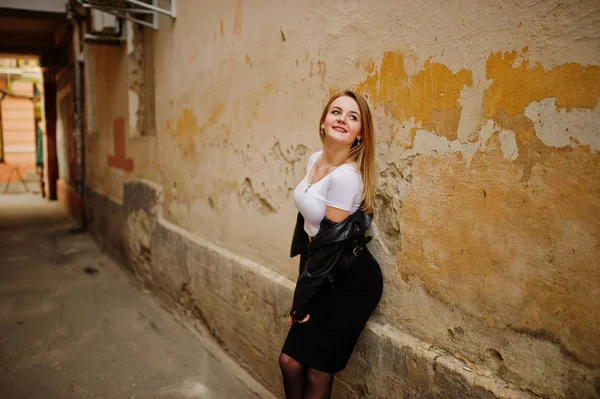 Elegant blonde girl wear on black leather jacket posing at stree — Stock Photo, Image