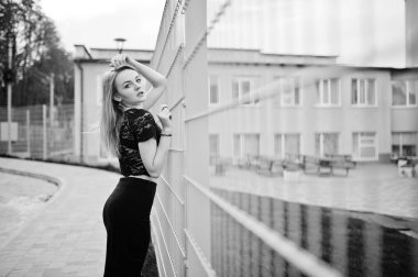 Zarif sarışın kız giymek siyah kasaba agai sokaklarında poz üzerinde