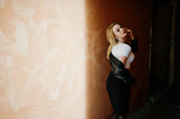 Elegantní blondýnka nosí černou koženou bundu pózuje na stree — Stock fotografie