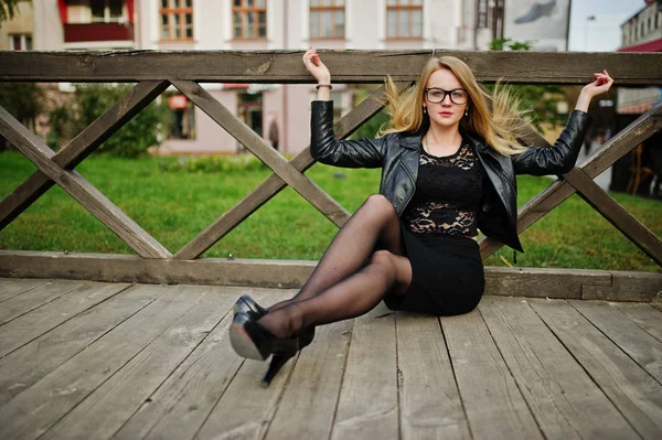 Menina loira elegante desgaste na jaqueta de couro preto posando no stree — Fotografia de Stock