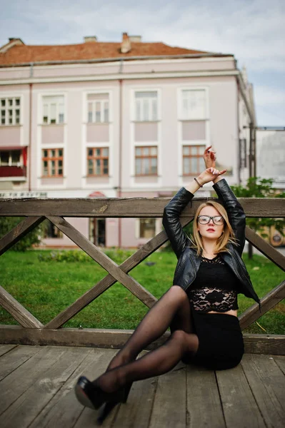 Elegant blonde girl wear on black leather jacket posing at stree — Stock Photo, Image