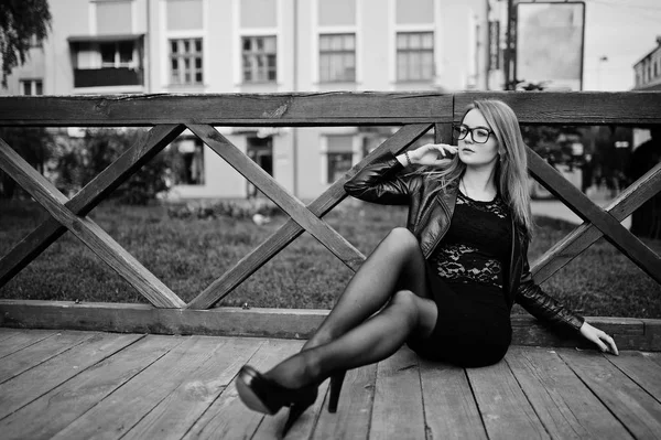 우아한 금발 소녀 stree에서 포즈 검은 가죽 자 켓에 착용 — 스톡 사진