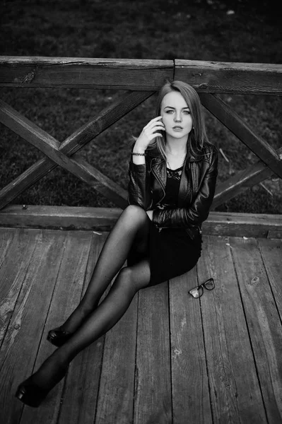 Elegáns szőke lány viselni a fekete bőr kabát: stree pózol — Stock Fotó