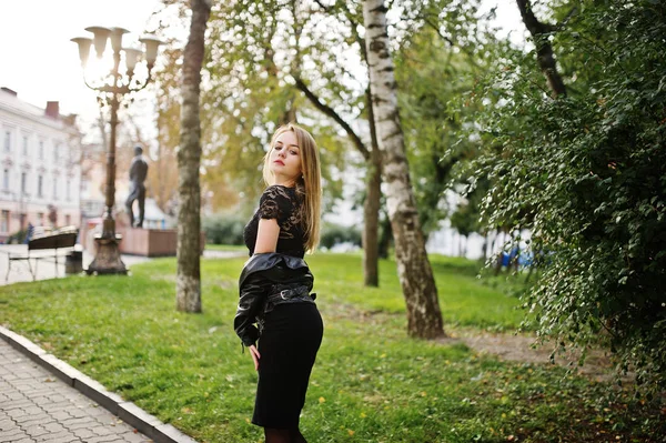 Menina loira elegante desgaste na jaqueta de couro preto posando no stree — Fotografia de Stock