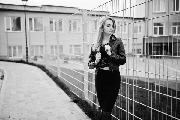 Elegant blonde girl wear on black posing at streets of town agai — Stock Photo, Image