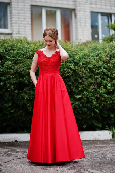 Retrato de uma menina bonita e gentil em vestido elegante posando o — Fotografia de Stock