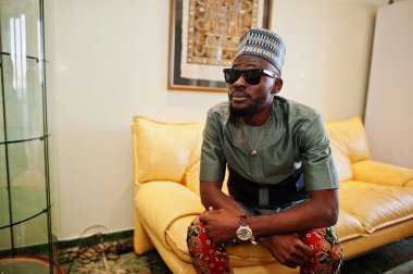 Onun daire, kanepede oturan zengin Afrika adam. Portresi 