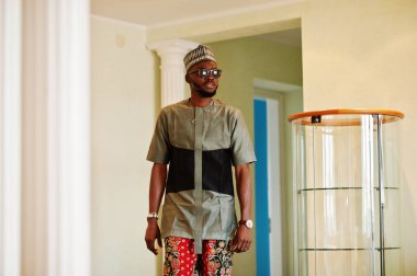 Zengin Afrika adam onun daire. Başarılı siyah portresi