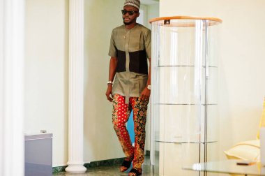 Zengin Afrika adam onun daire. Başarılı siyah portresi