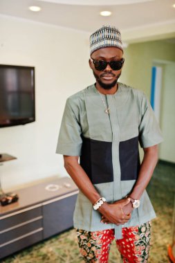 Zengin Afrika adam onun daire. Başarılı siyah portresi