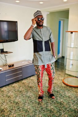 Zengin Afrika adam onun daire. Başarılı siyah portresi