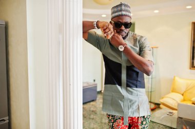 Zengin Afrika adam onun daire. Başarılı siyah portresi