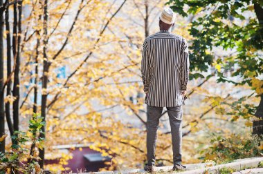 Tekrar bir şapka şık siyah Afrika kökenli Amerikalı adam portresi