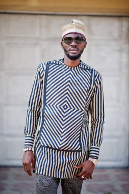 Şapka ve sungla şık siyah Afrika kökenli Amerikalı adam portresi