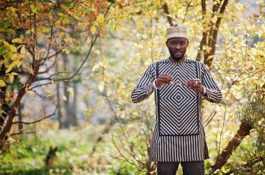 Su karşı şapka şık siyah Afrika kökenli Amerikalı adam portresi