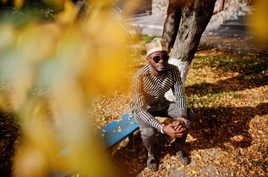 Şapka ve sungla şık siyah Afrika kökenli Amerikalı adam portresi