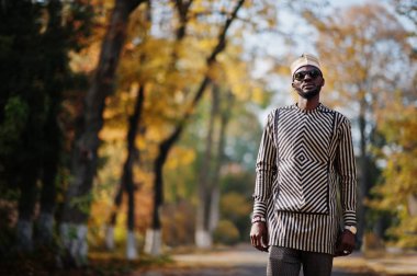 Şapka ve sungla şık siyah Afrika kökenli Amerikalı adam portresi
