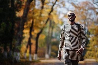 Şapka ve sungla şık siyah Afrika kökenli Amerikalı adam portresi