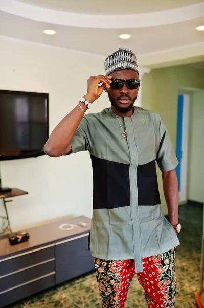 Zengin Afrika adam onun daire. Başarılı siyah portresi