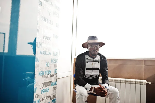 Gazdag afrikai ember ül a szék a szobában. Portré successfu — Stock Fotó