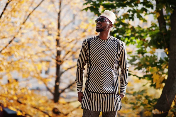 Retrato de hombre afroamericano negro con estilo en sombrero y sungla — Foto de Stock