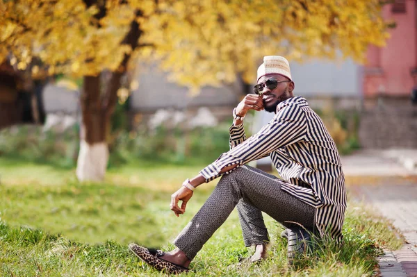 Retrato de homem americano africano preto elegante em chapéu e sungla — Fotografia de Stock