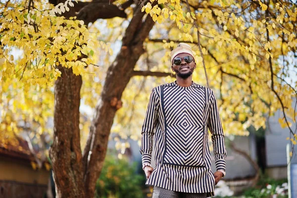 Retrato de hombre afroamericano negro con estilo en sombrero y sungla — Foto de Stock