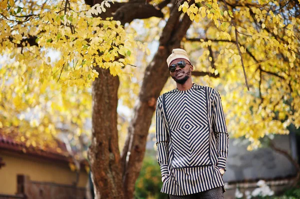 Retrato de homem americano africano preto elegante em chapéu e sungla — Fotografia de Stock