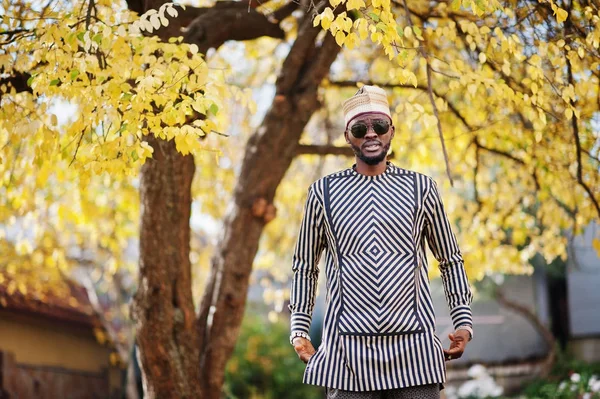 Retrato de hombre afroamericano negro con estilo en sombrero y sungla — Foto de Stock