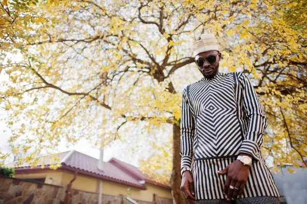 Retrato de homem americano africano preto elegante em chapéu e sungla — Fotografia de Stock